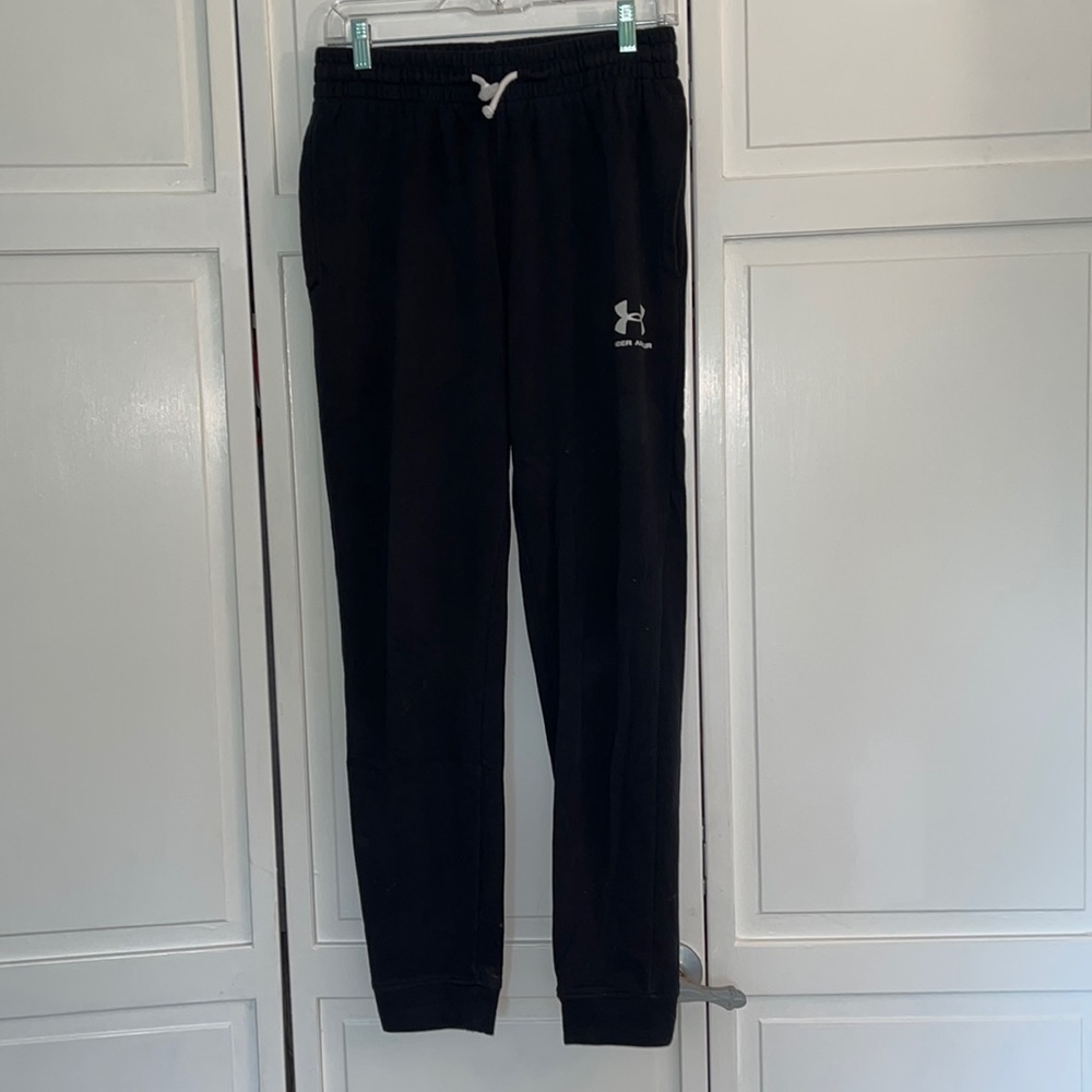 Under Armour men’s lightweight black joggers. Size medium.